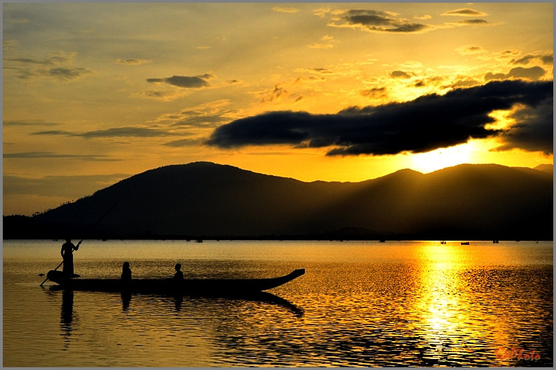 Chèo thuyền khám phá hồ Lắk