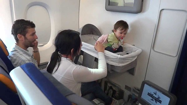 Trẻ em dưới 2 tuổi đi máy bay Vietnam Airlines 