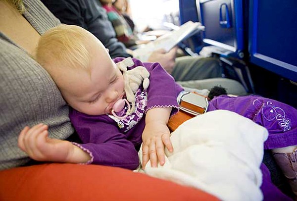 Trẻ sơ sinh đi máy bay cần giấy tờ gì 