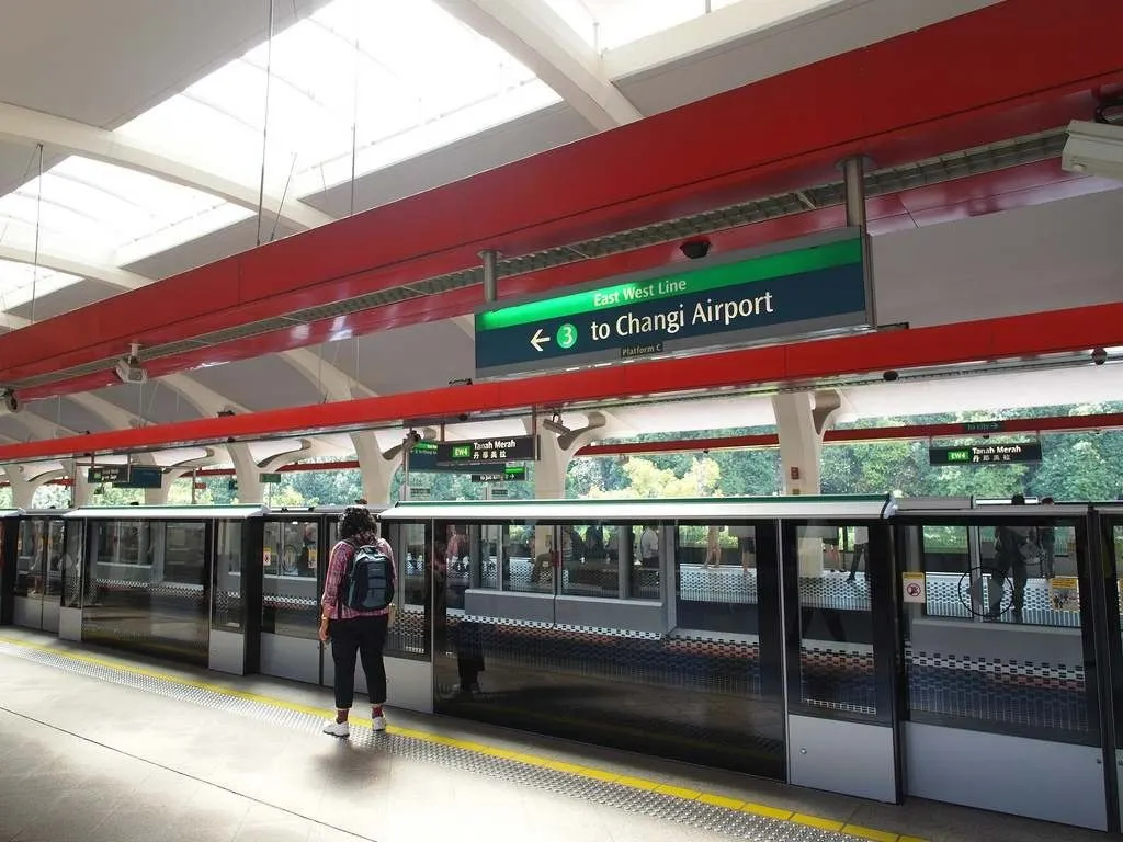 Trải nghiệm đi tàu điện ngầm ở Singapore